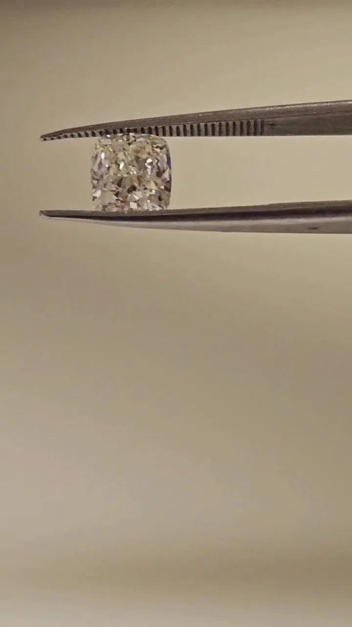 0.90ct Cushion brilliant Natural Diamond (Colour L, Clarity SI1, GIA Certified)