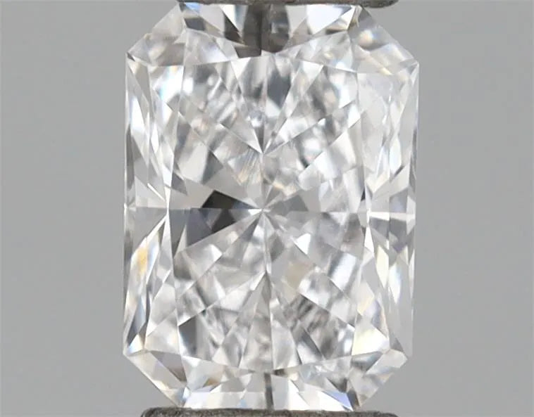 0.32ct Radiant Lab Grown Diamond (Colour E, Clarity VVS2, IGI Certified)